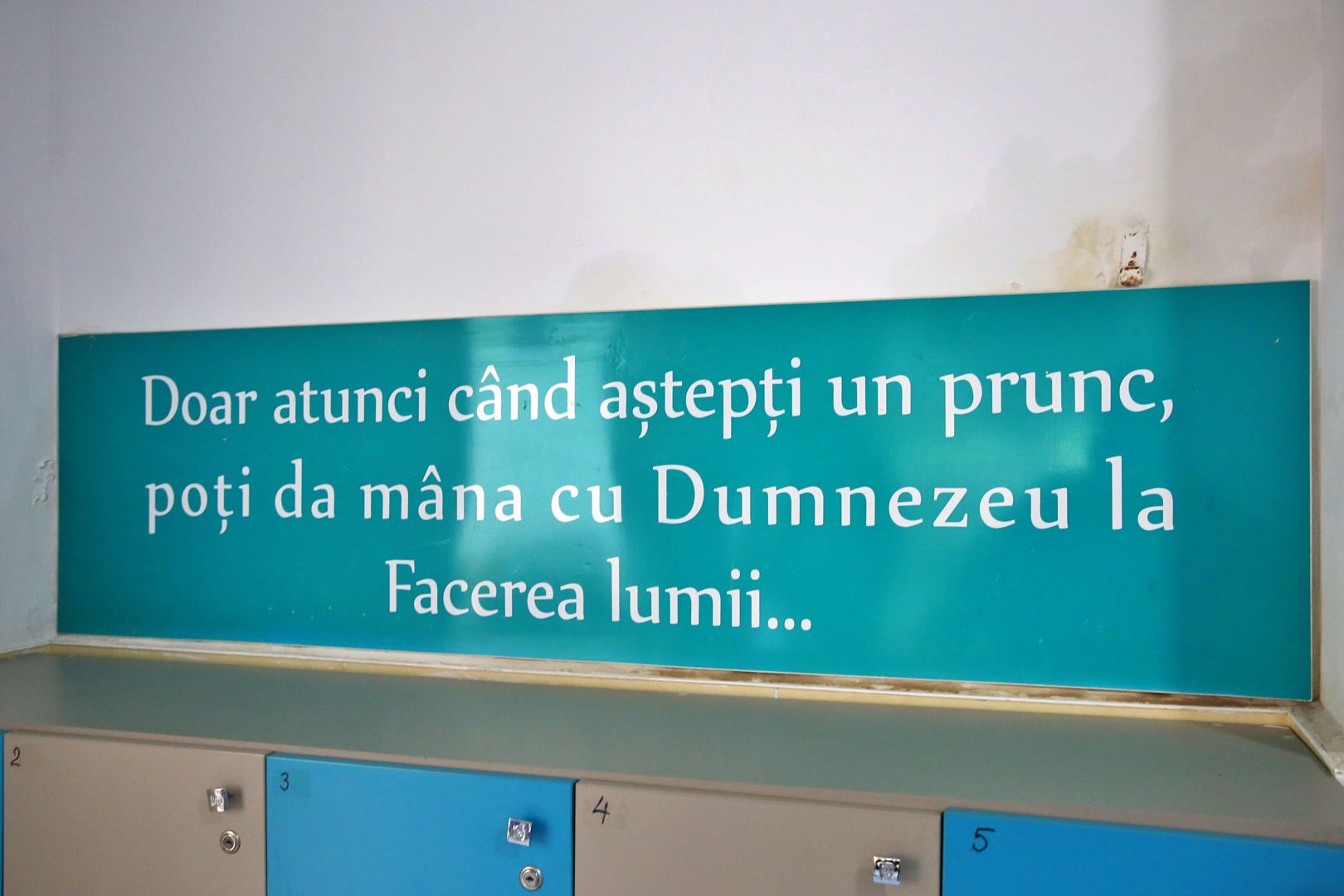Mamele de la Maternitatea „Elena Doamna” din Iași au fost vizitate de PS Nichifor Botoșăneanul