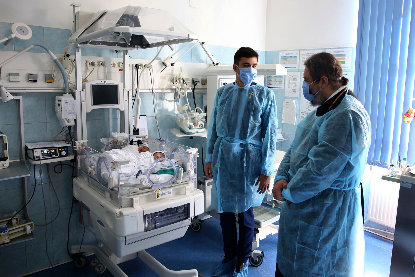 Mamele de la Maternitatea „Elena Doamna” din Iași au fost vizitate de PS Nichifor Botoșăneanul