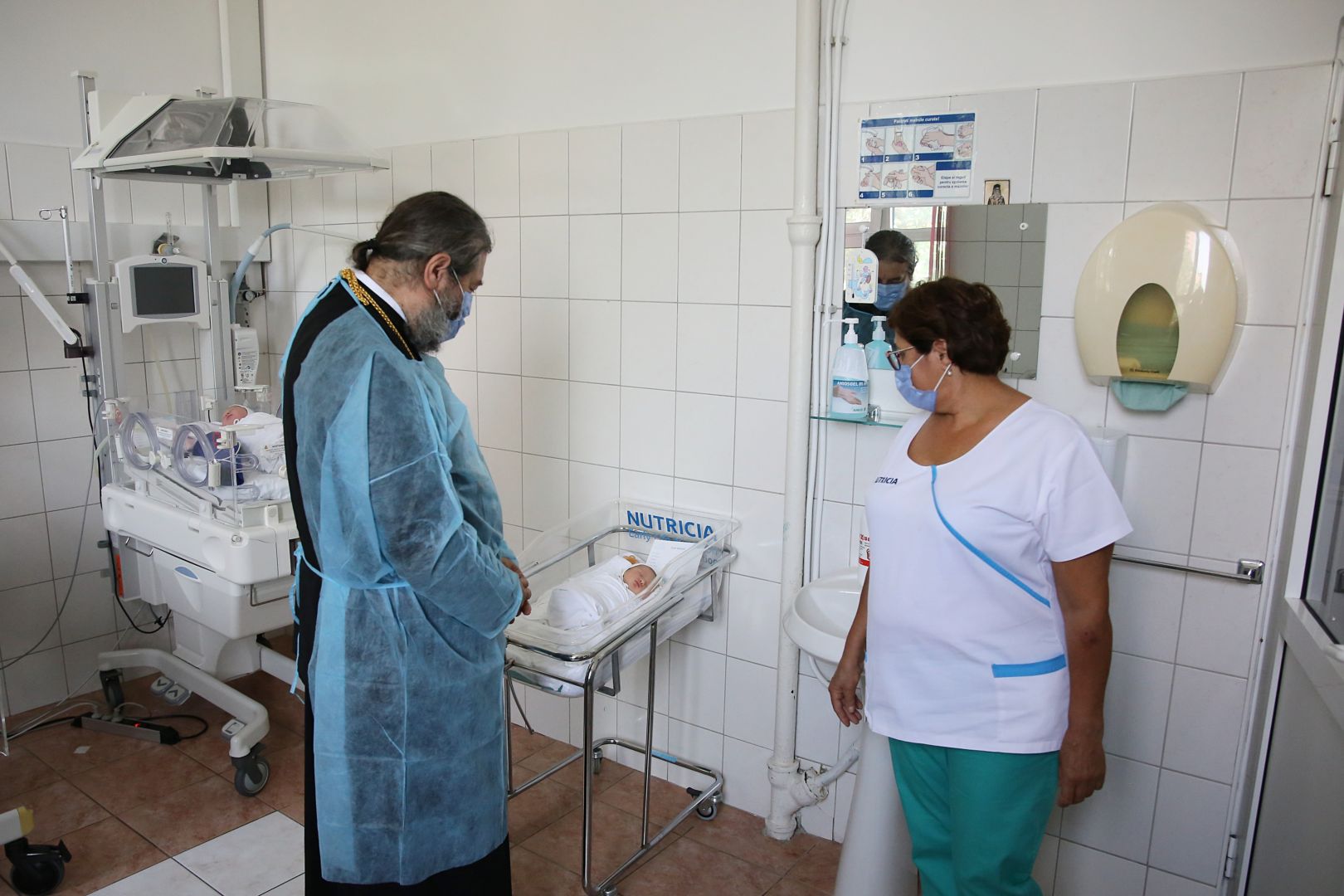 Mamele de la Maternitatea „Elena Doamna” din Iași au fost vizitate de PS Nichifor Botoșăneanul