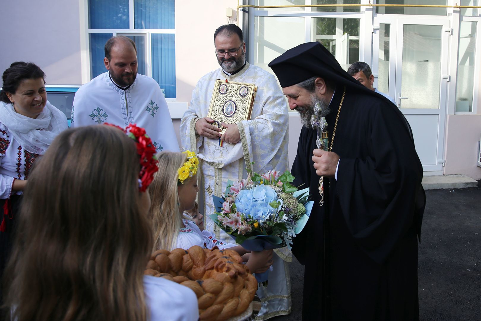 Mamele de la Maternitatea „Elena Doamna” din Iași au fost vizitate de PS Nichifor Botoșăneanul