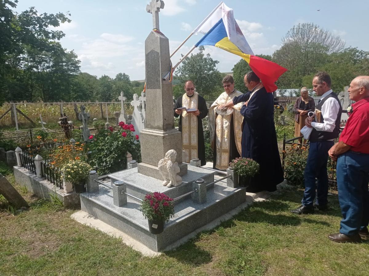 Monument închinat eroilor în Parohia Fântânele, Protoieria Sascut