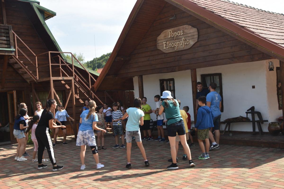 Tabără pentru 40 de copii în două centre din Protoieria Bacău