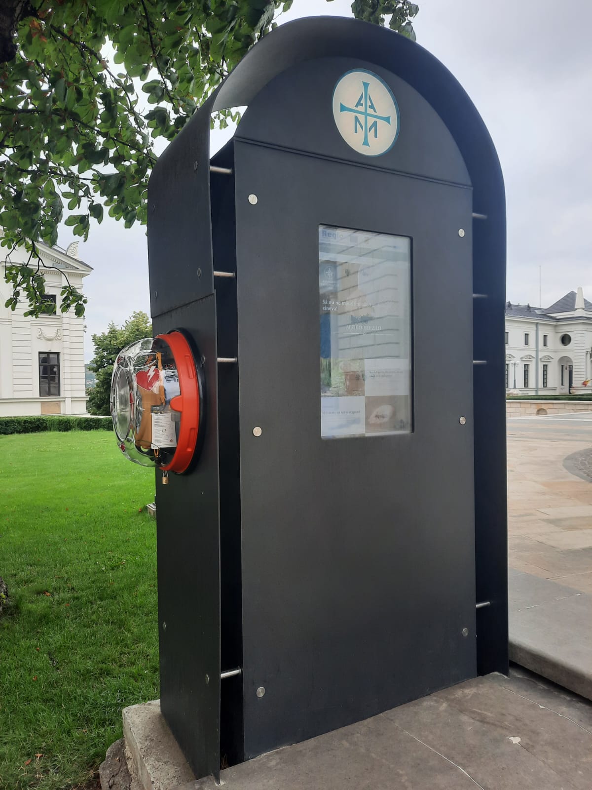 Defibrilator amplasat în curtea Ansamblului Mitropolitan din Iaşi Defibrilator amplasat în curtea Ansamblului Mitropolitan din Iaşi