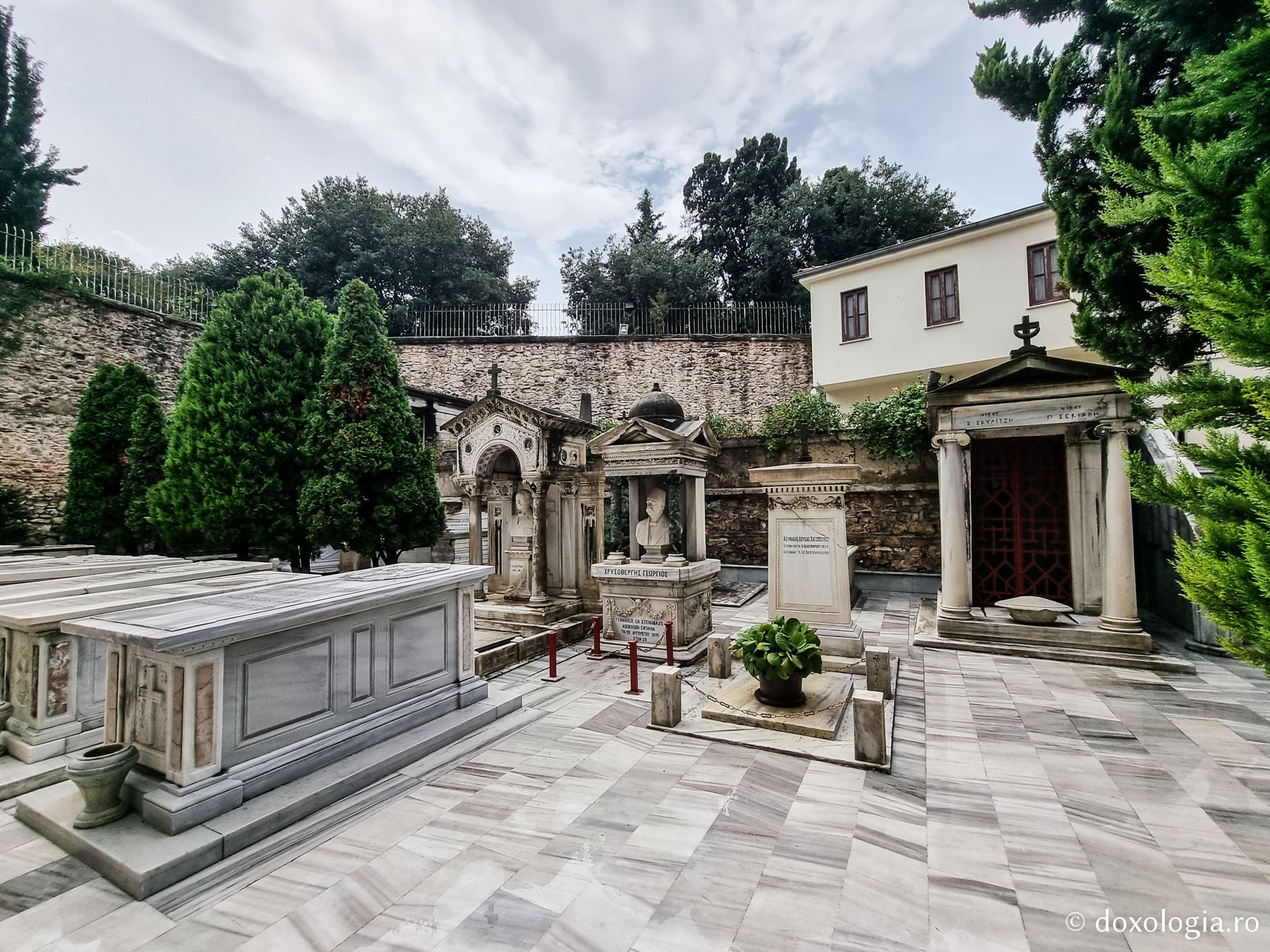 (Foto) Cimitirul Bisericii Izvorul Tămăduirii din Constantinopol