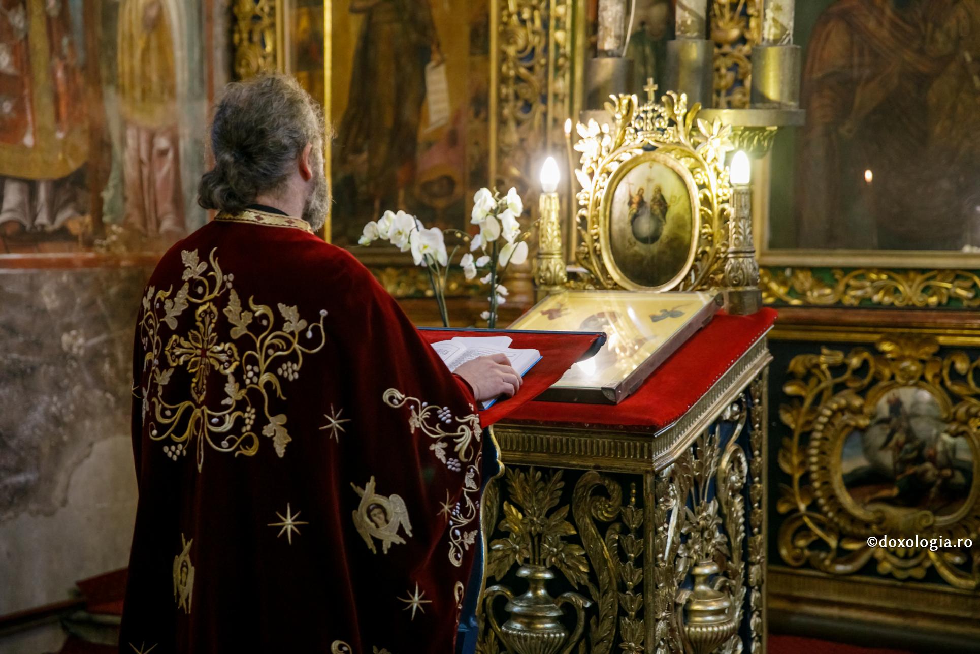 preot citind acatistul