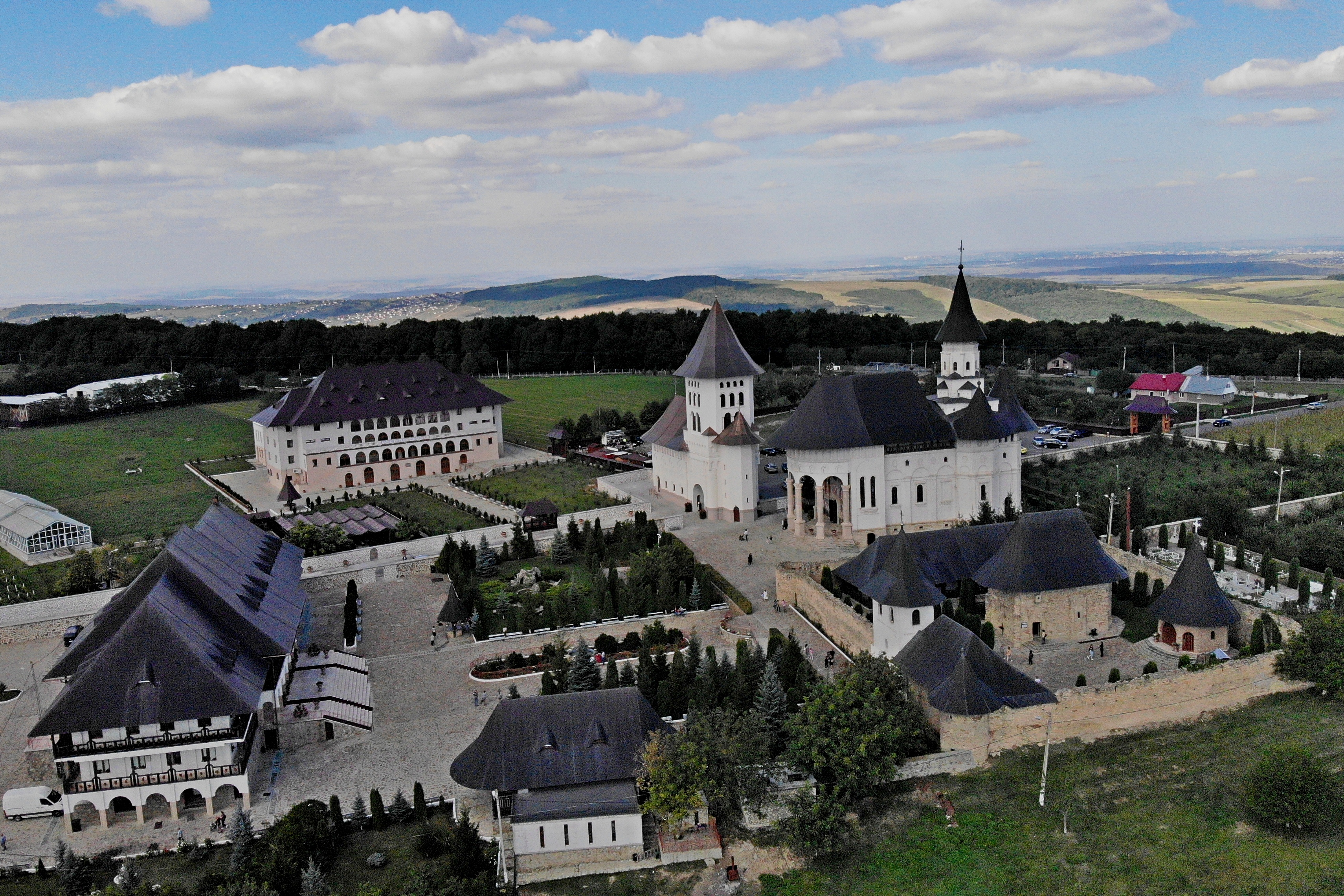 Noua clopotniţă a Mănăstirii Hadâmbu va fi sfinţită în ziua hramului