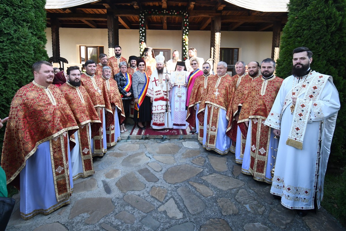 Mii de pelerini au parcurs „Drumul Crucii” la Mănăstirea Hadâmbu