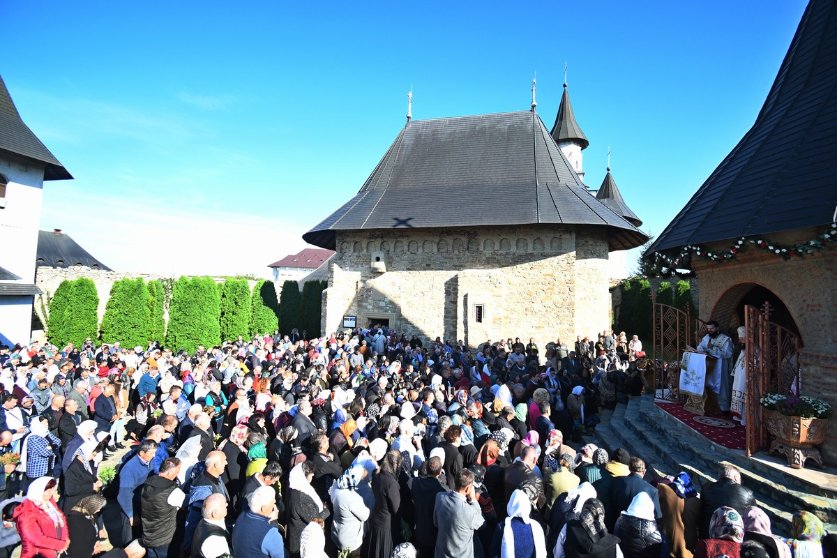 Mii de pelerini au parcurs „Drumul Crucii” la Mănăstirea Hadâmbu