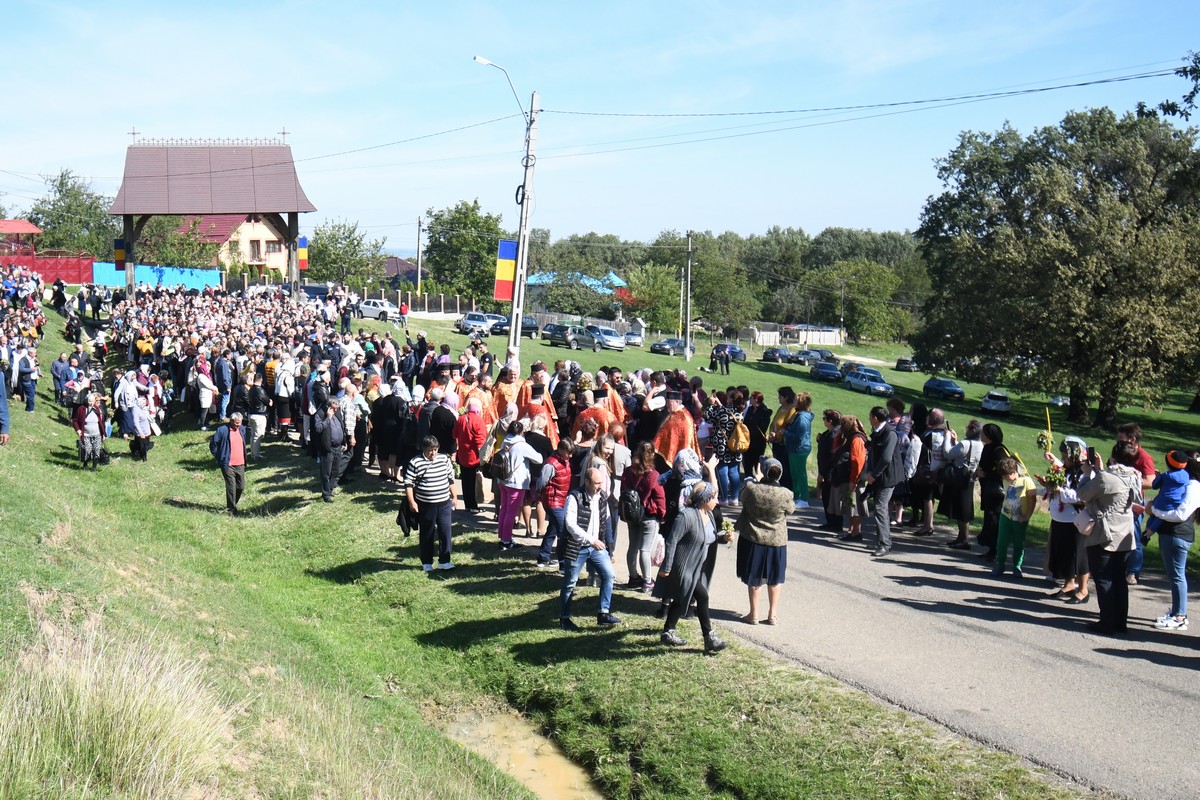 Mii de pelerini au parcurs „Drumul Crucii” la Mănăstirea Hadâmbu