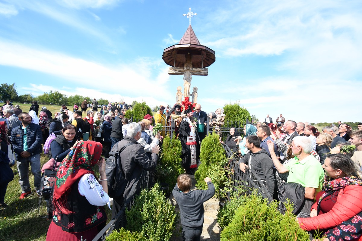 Mii de pelerini au parcurs „Drumul Crucii” la Mănăstirea Hadâmbu