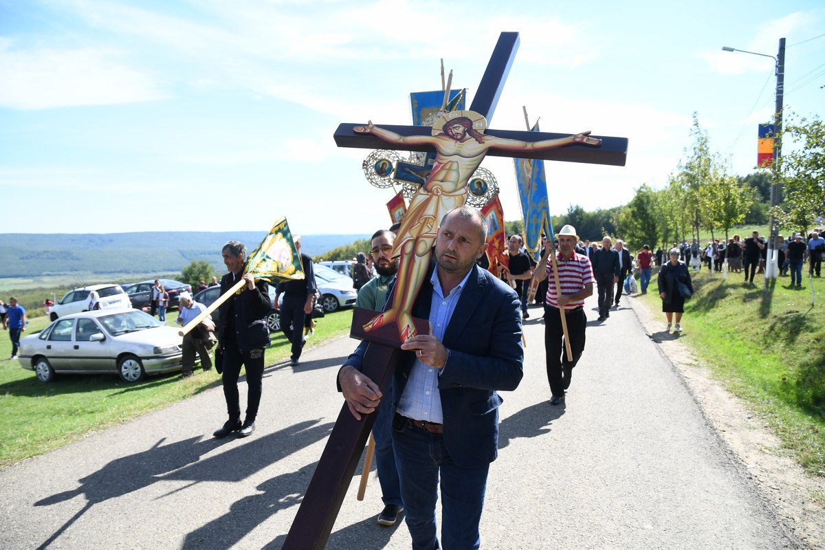 Mii de pelerini au parcurs „Drumul Crucii” la Mănăstirea Hadâmbu