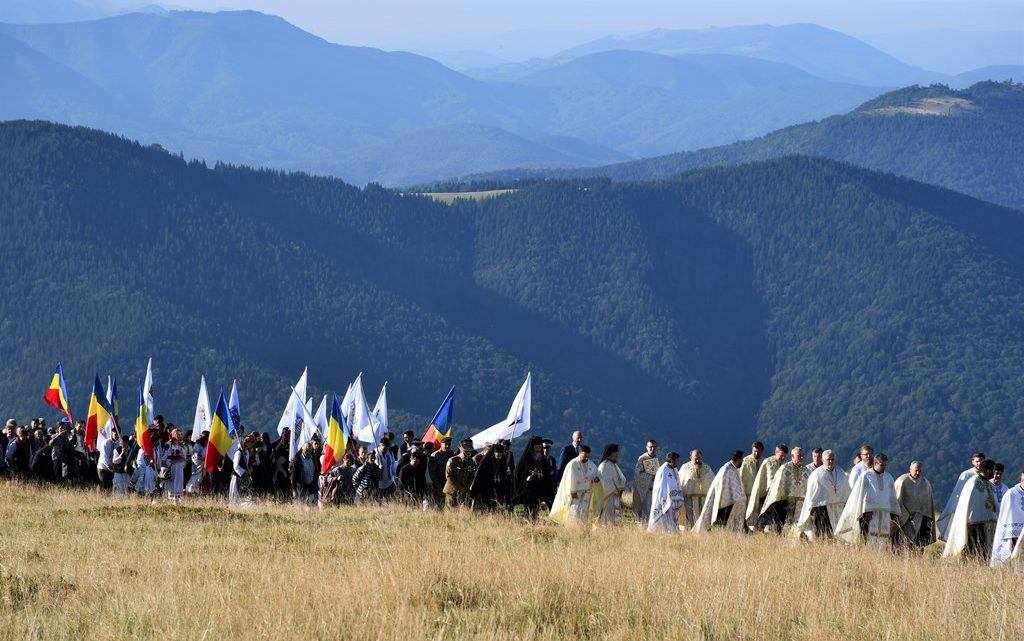 Sute de pelerini s-au rugat pe Muntele Mic la sărbătoarea Înălțării Sfintei Cruci