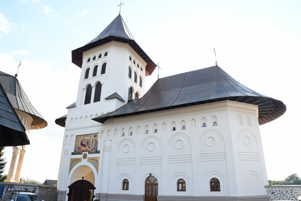 Noua clopotniţă a Mănăstirii Hadâmbu va fi sfinţită în ziua hramului