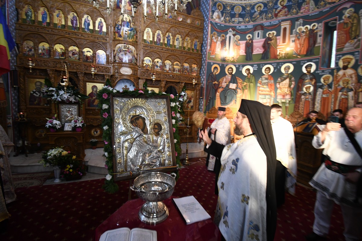 Copia icoanei Maicii Domnului „Paramythia” a fost adusă la Mănăstirea Piatra Sfântă