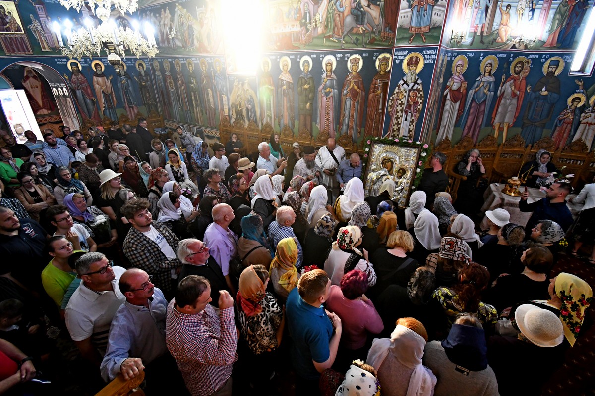 Copia icoanei Maicii Domnului „Paramythia” a fost adusă la Mănăstirea Piatra Sfântă