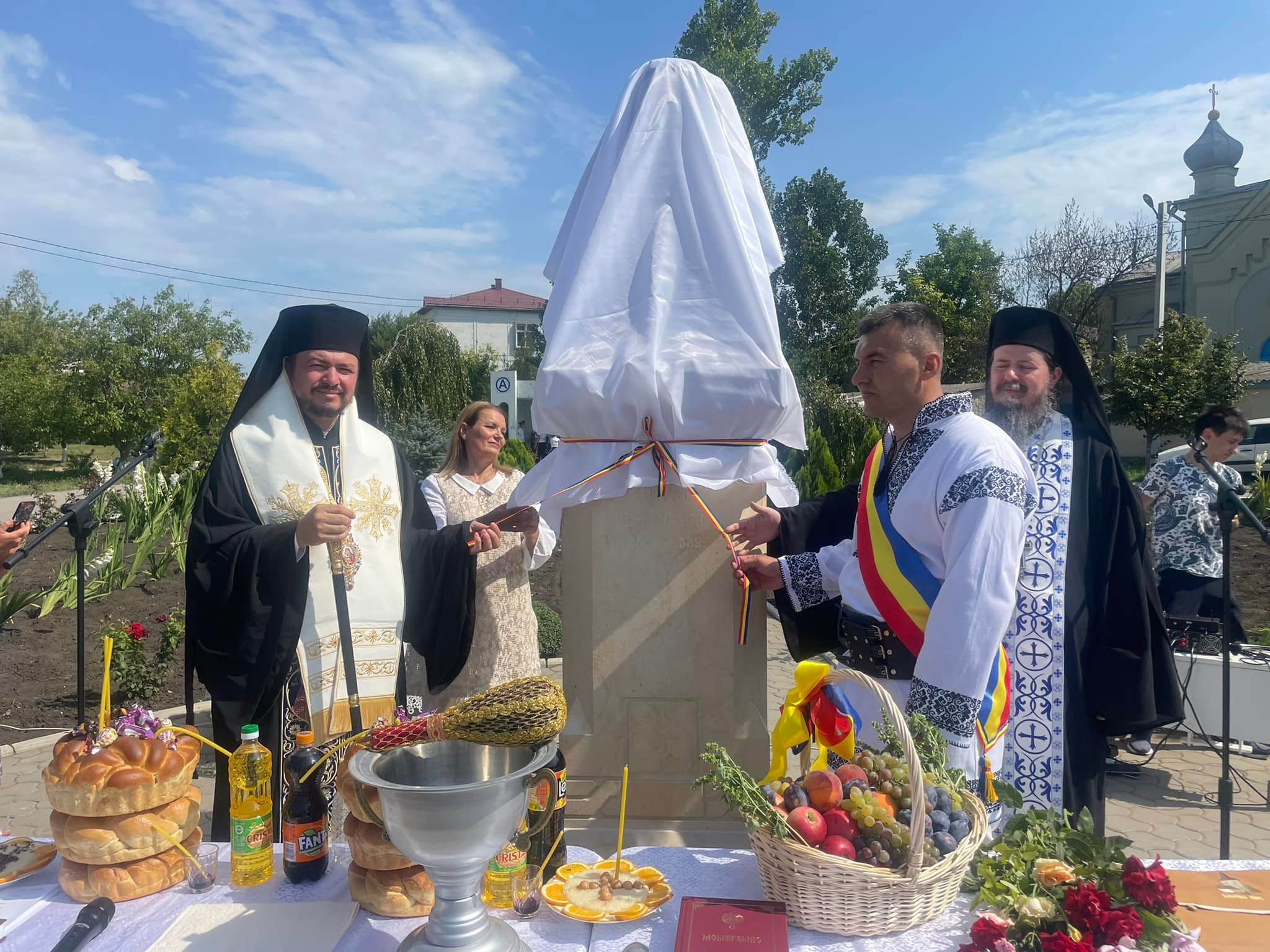 Bustul poetului Mihai Eminescu din Opaci, sfințit de PS Veniamin