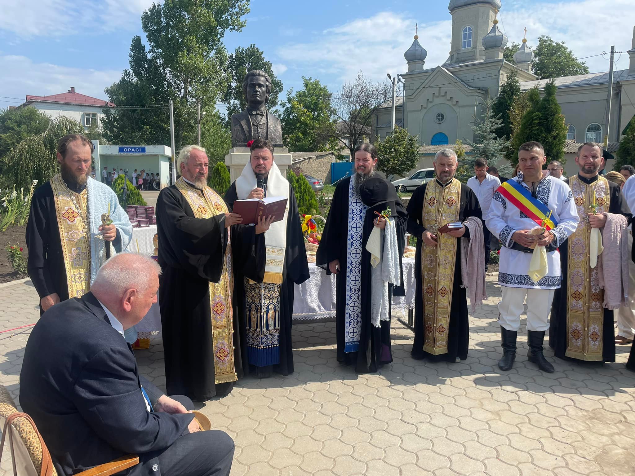 Bustul poetului Mihai Eminescu din Opaci, sfințit de PS Veniamin