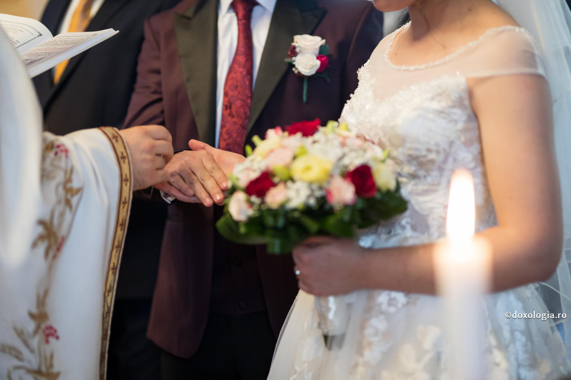 Foto: Oana Nechifor Sunt nefericiți și neîmpliniți cei care confundă dragostea cu îndrăgostirea și dorința arzătoare