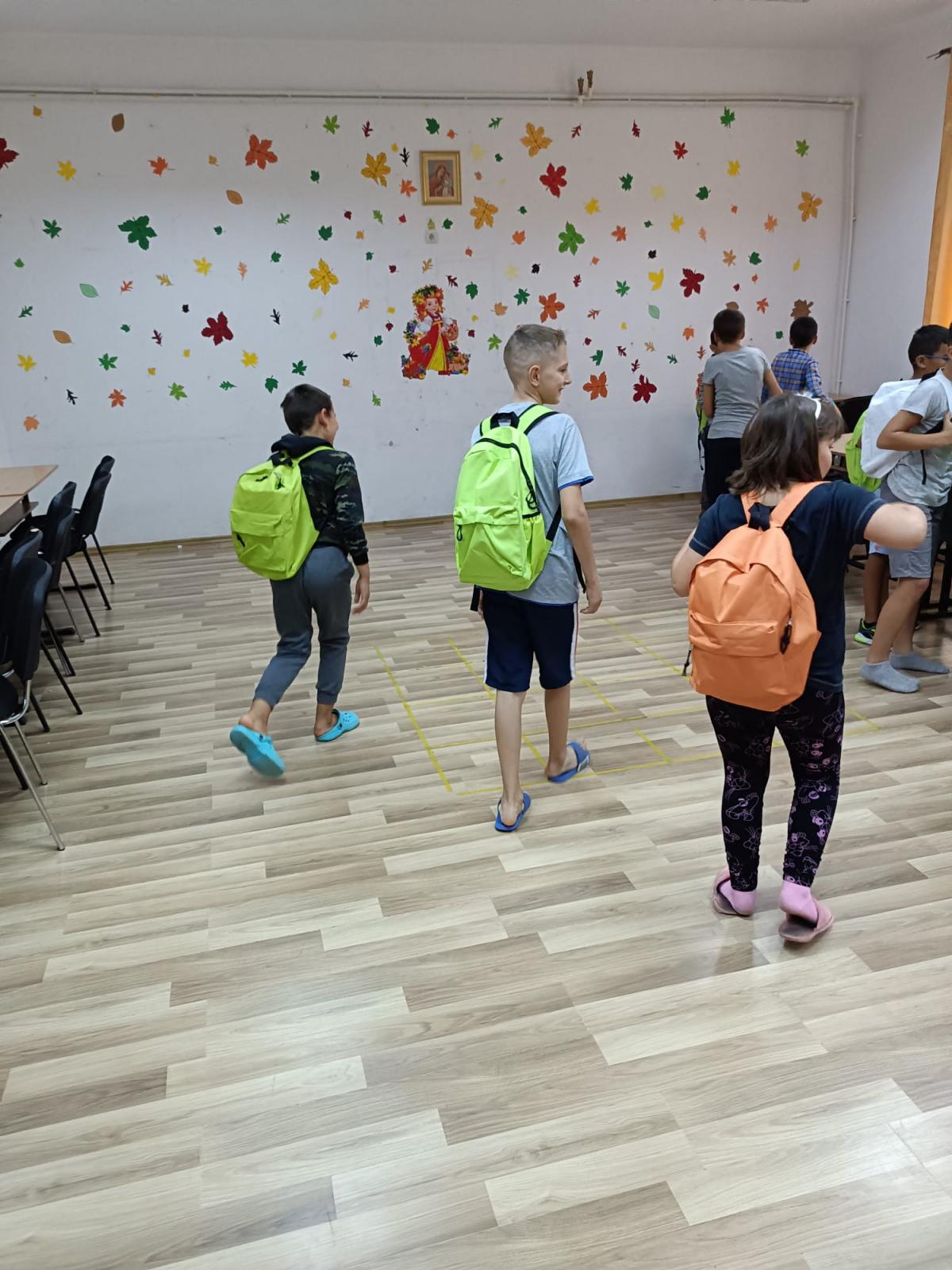 Anul școlar a început cu ghiozdane și rechizite noi pentru copiii din Centrele de zi ale Asociației „Filantropia Ortodoxă” Huși