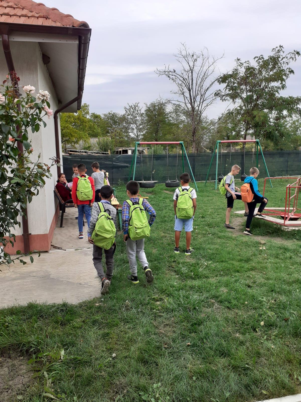 Anul școlar a început cu ghiozdane și rechizite noi pentru copiii din Centrele de zi ale Asociației „Filantropia Ortodoxă” Huși