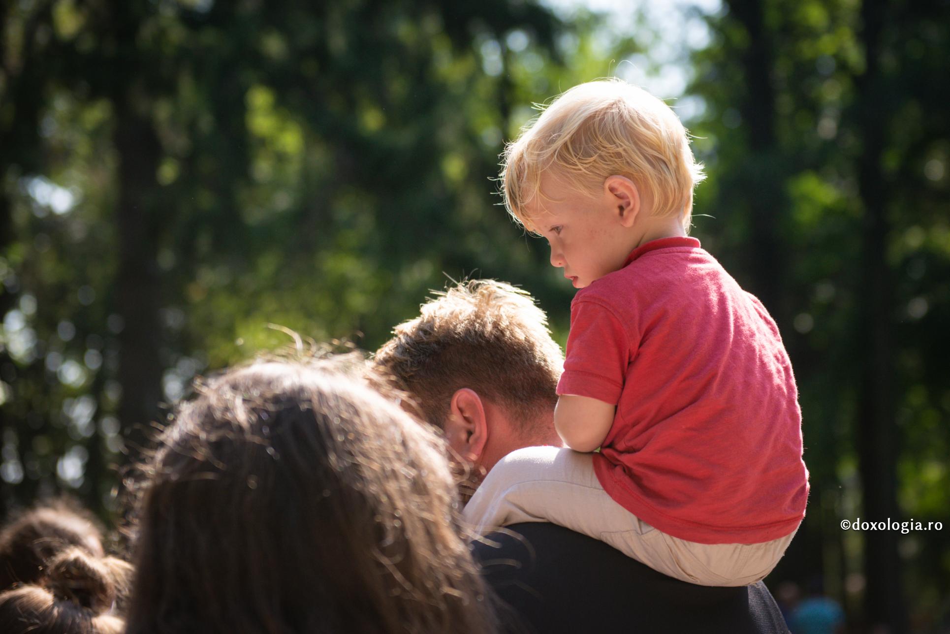 Îndrumări pentru viața de familie / Foto: Valentina Bîrgăoanu copil în spatele tatălui