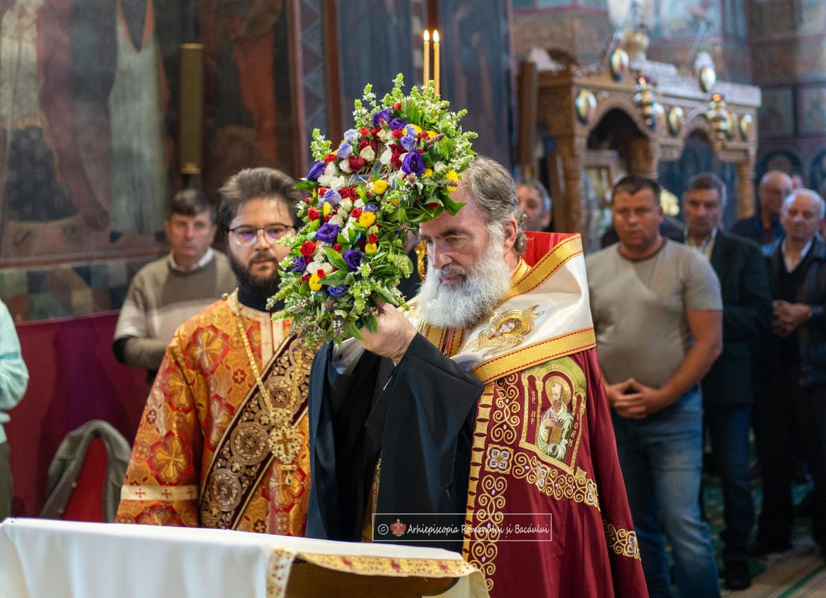 Sărbătoarea Înălțării Sfintei Cruci, la Catedrala din Roman