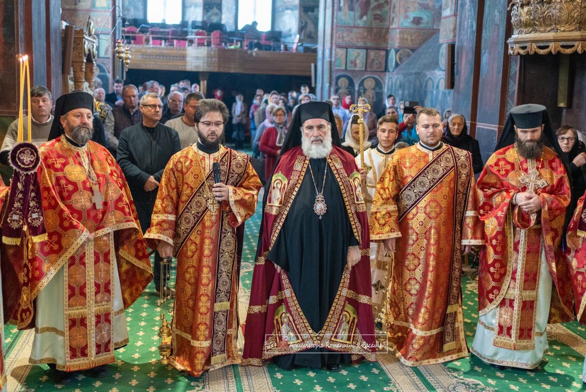 Sărbătoarea Înălțării Sfintei Cruci, la Catedrala din Roman