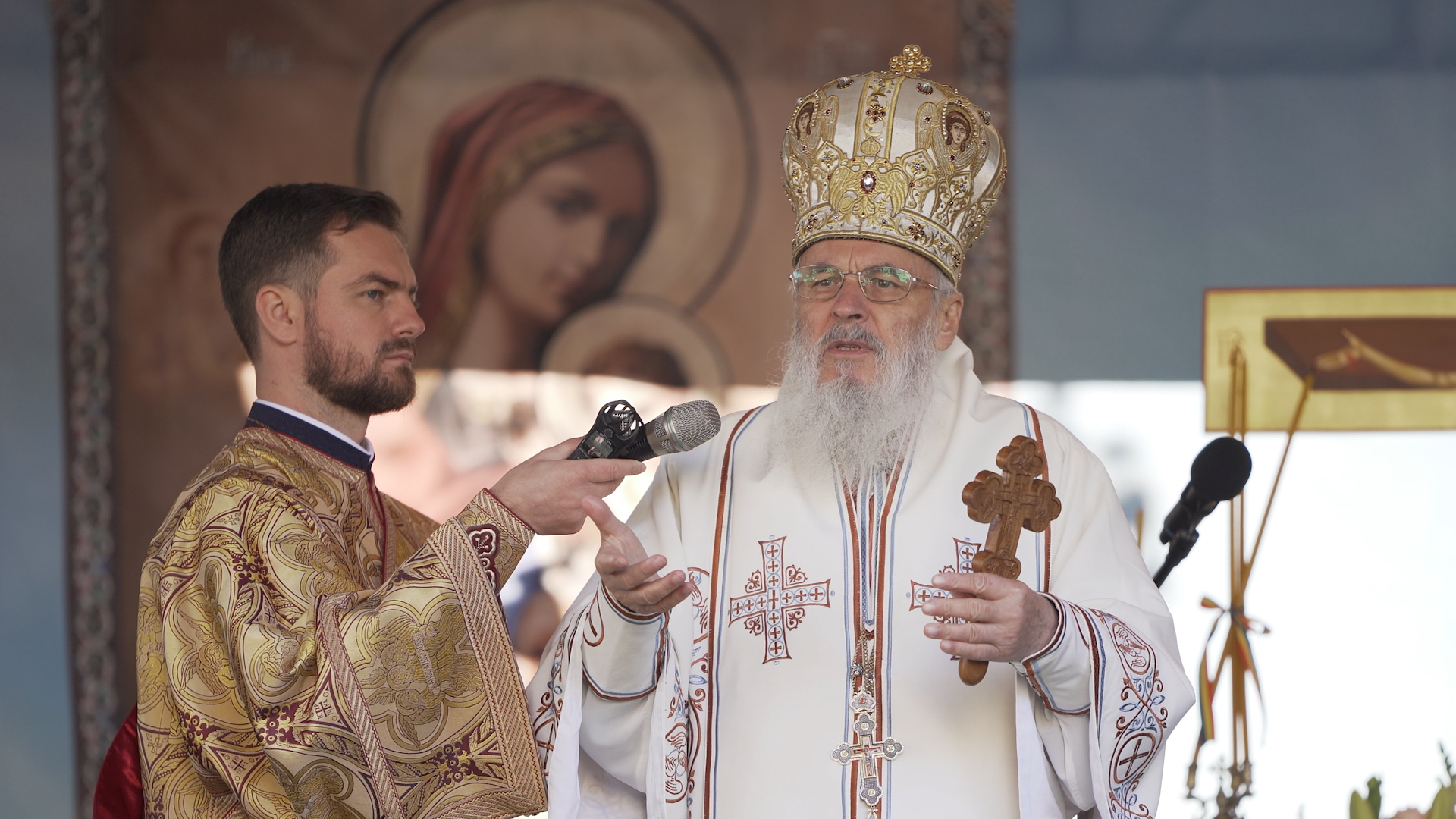 Foto: Constantin Comici Botoșani: Doi mitropoliți au sfințit pictura bisericii din incinta Spitalului de pediatrie