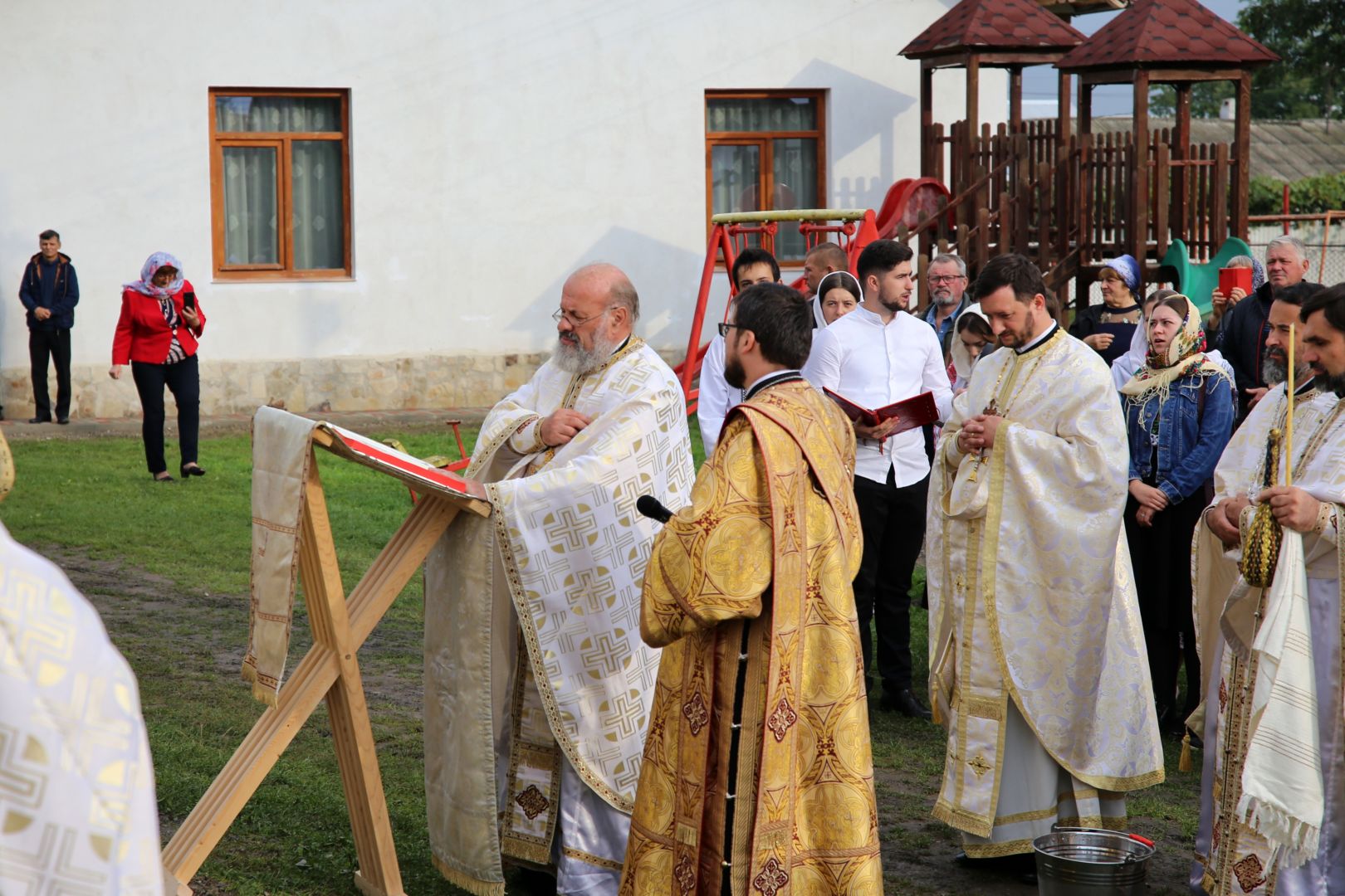 Slujbă de binecuvântare la Parohia Podoleni din județul Neamț