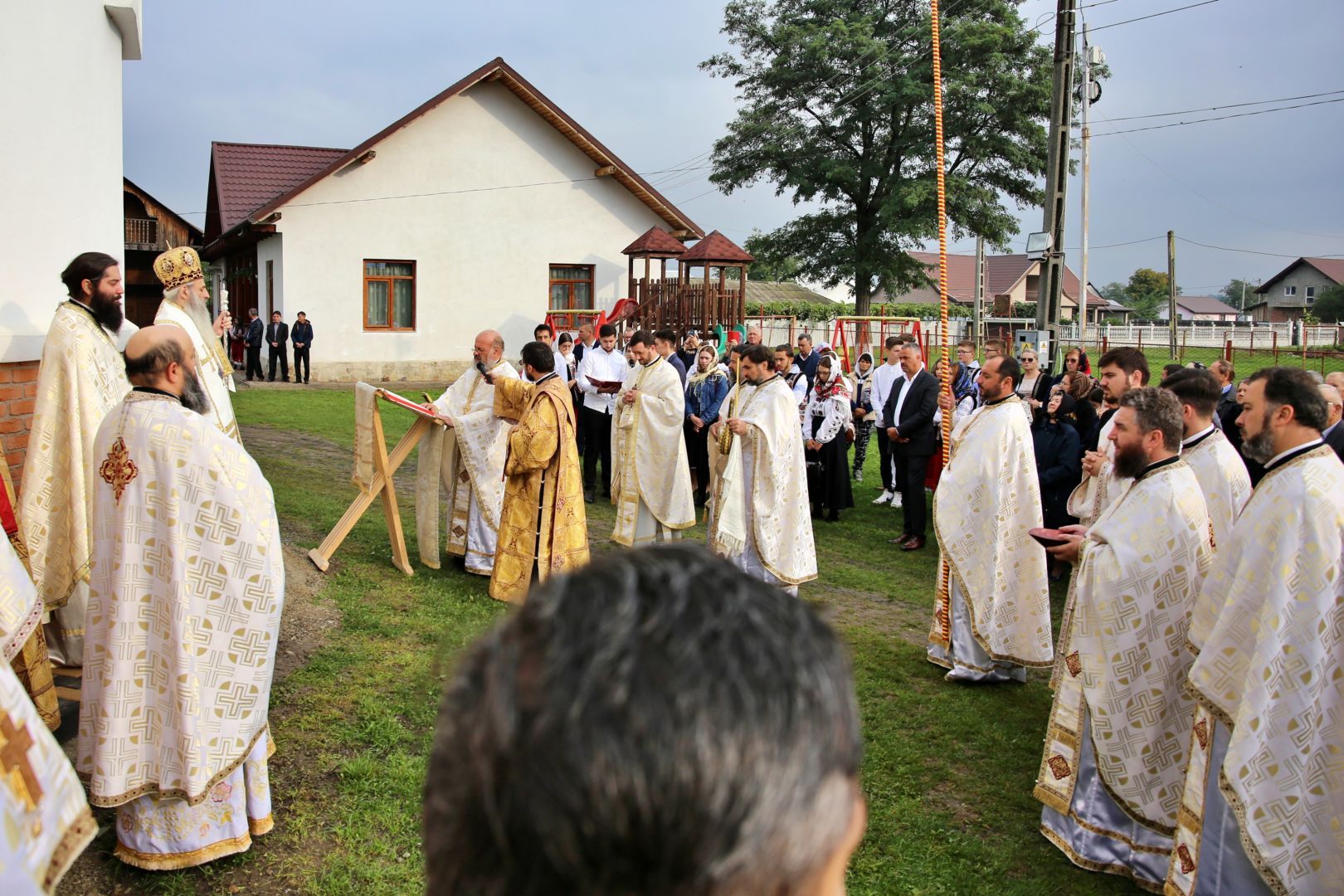 Slujbă de binecuvântare la Parohia Podoleni din județul Neamț