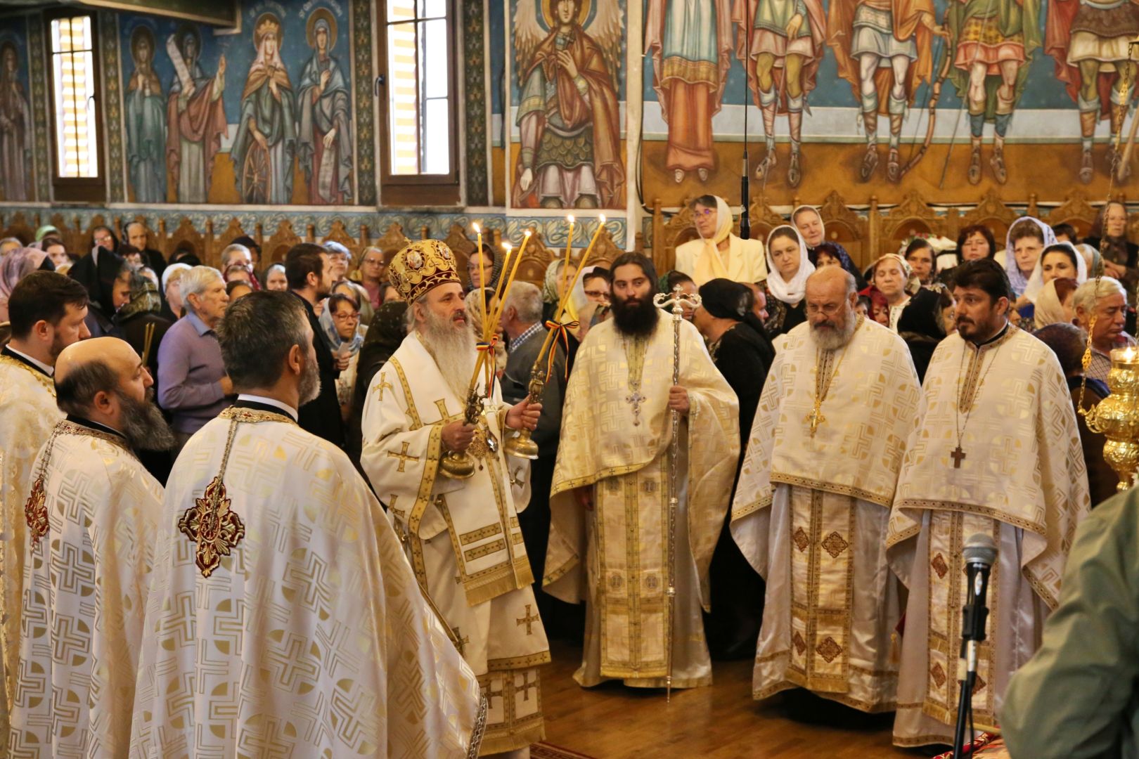 Slujbă de binecuvântare la Parohia Podoleni din județul Neamț