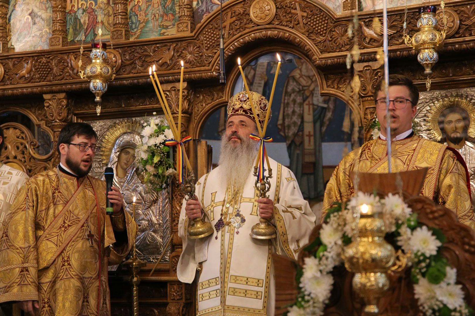 Slujbă de binecuvântare la Parohia Podoleni din județul Neamț