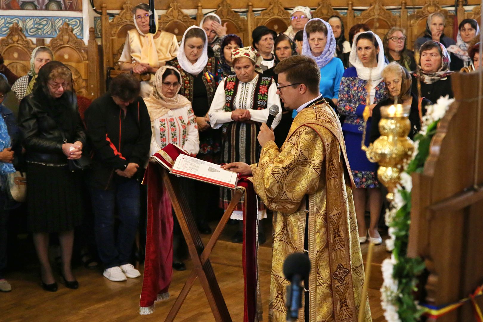 Slujbă de binecuvântare la Parohia Podoleni din județul Neamț