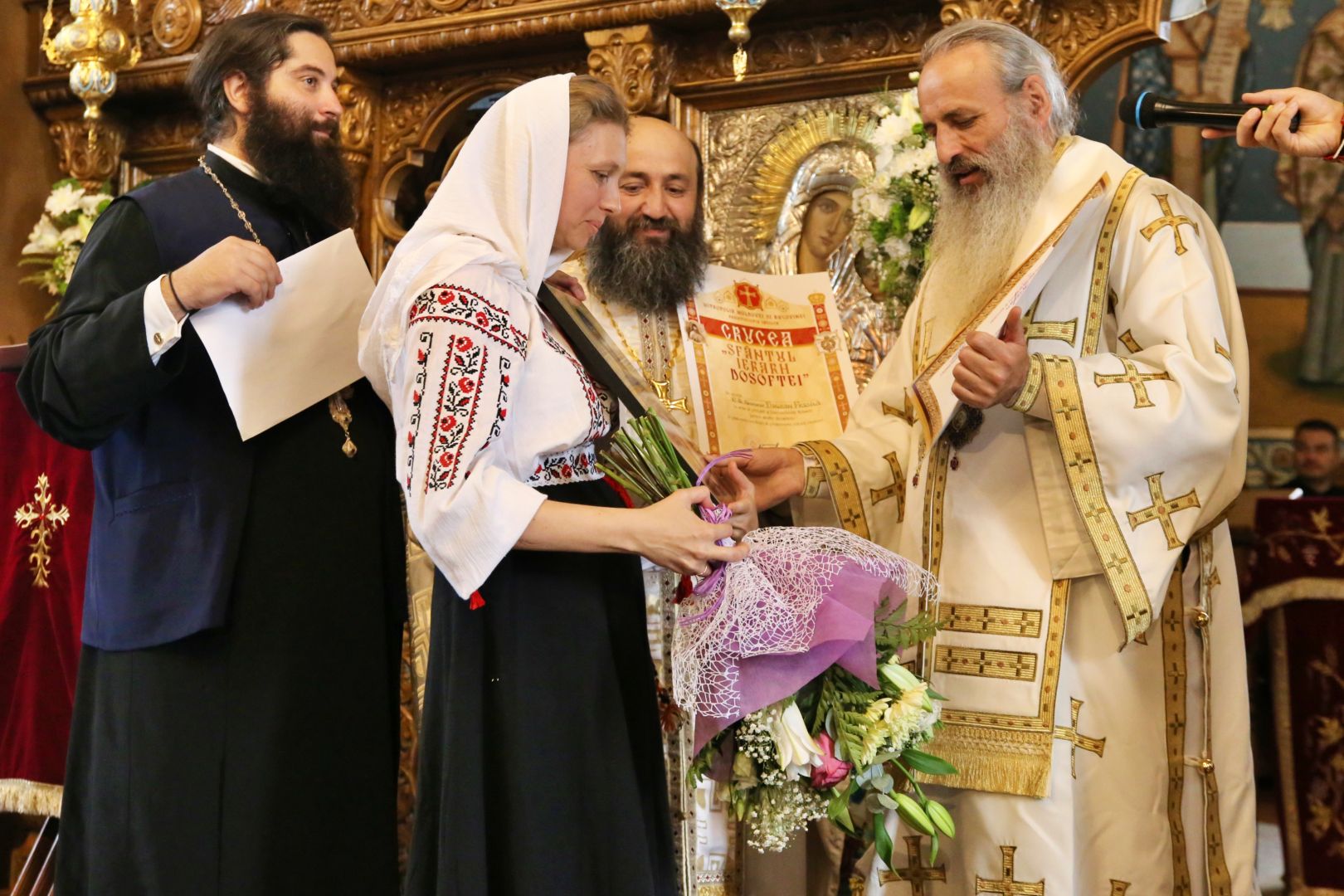 Slujbă de binecuvântare la Parohia Podoleni din județul Neamț