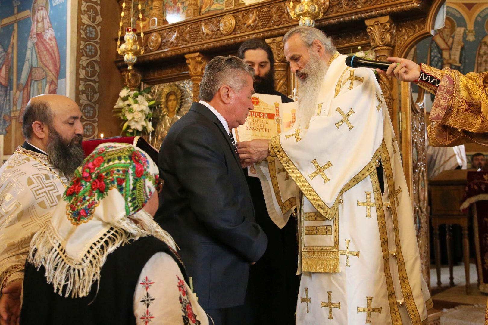 Slujbă de binecuvântare la Parohia Podoleni din județul Neamț