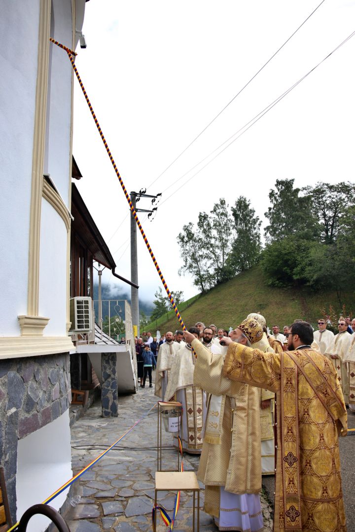 O biserică închinată Sfântului Nectarie Taumaturgul, sfințită de doi ierarhi la Tașca