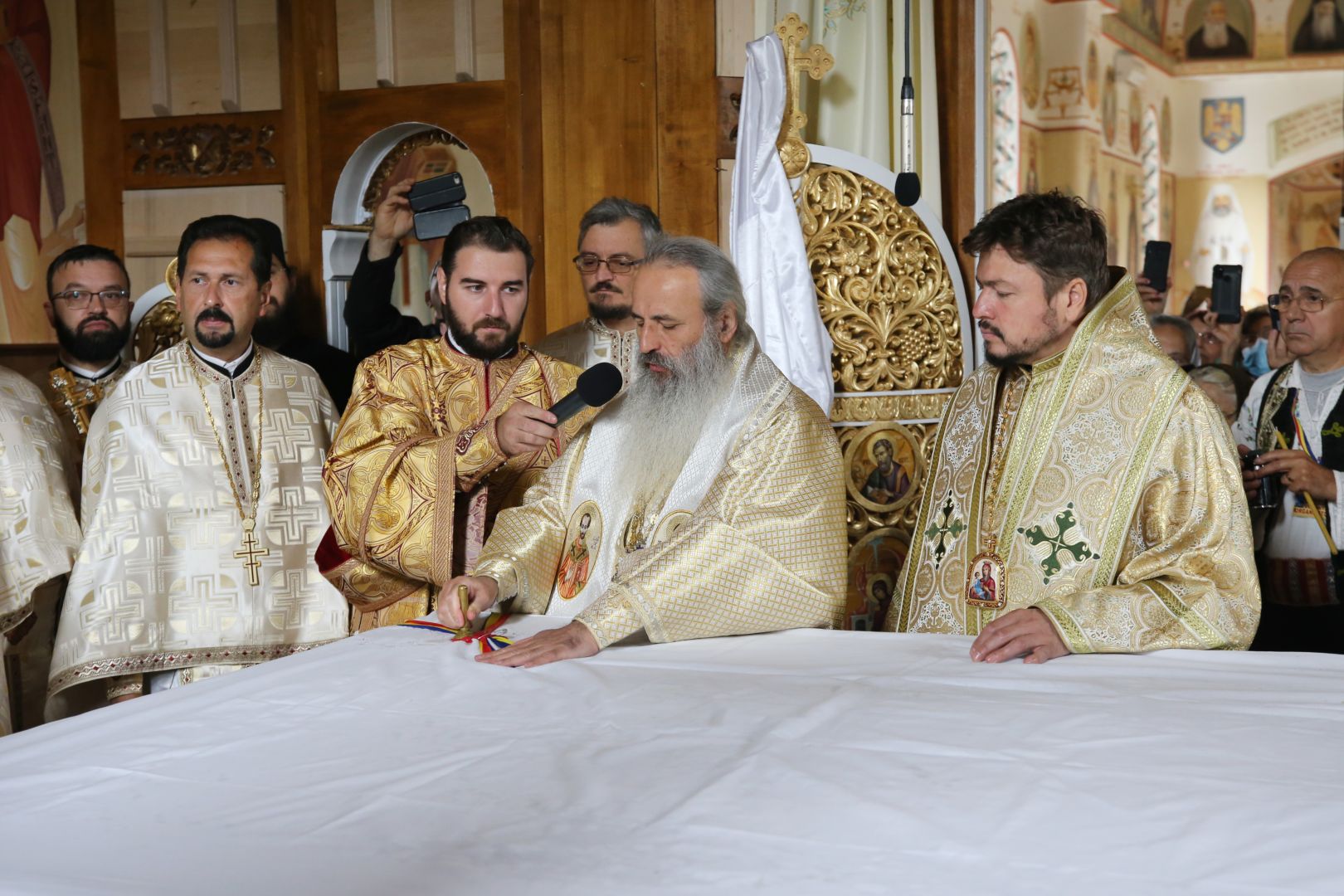 O biserică închinată Sfântului Nectarie Taumaturgul, sfințită de doi ierarhi la Tașca