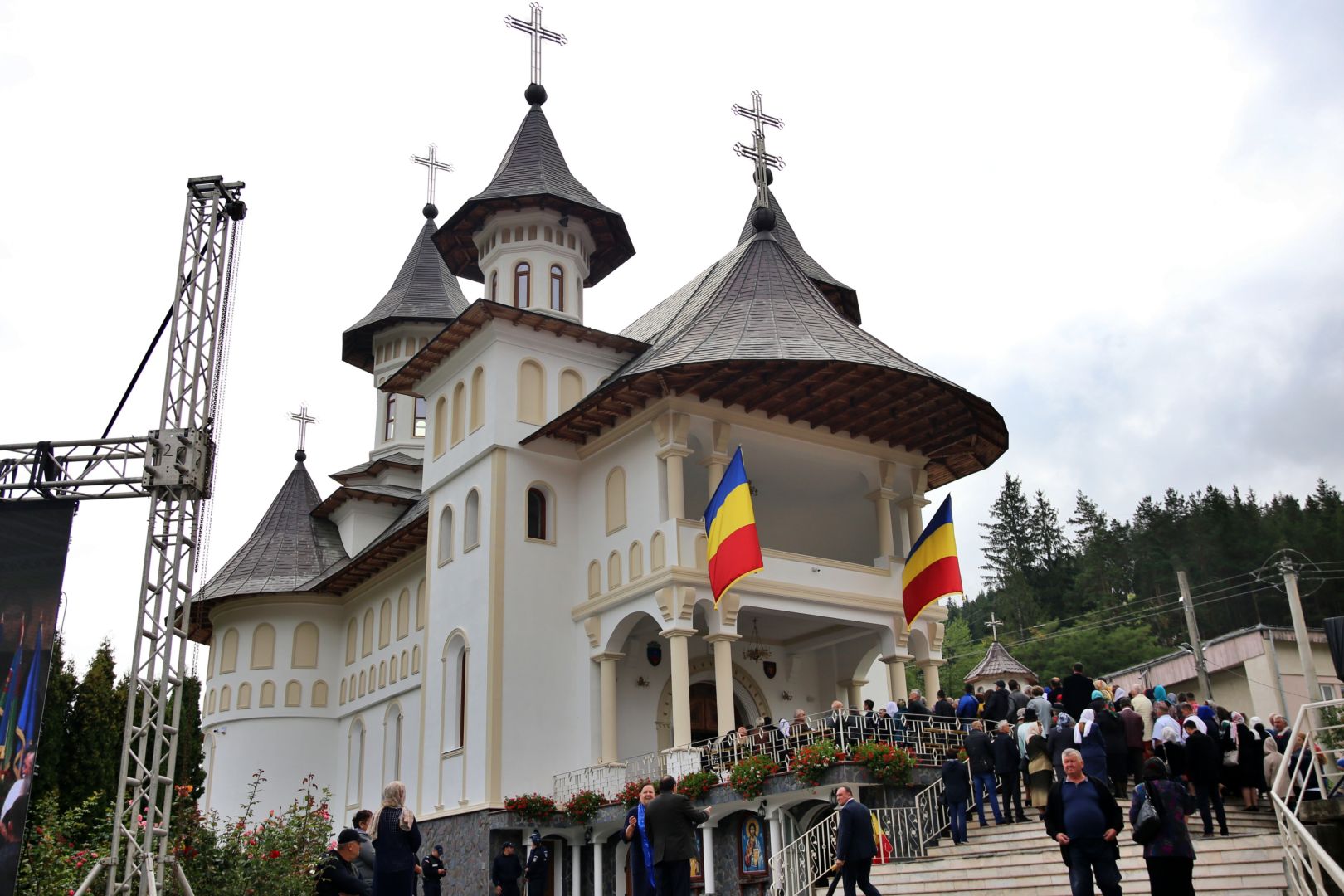 (Video) Biserica din Tașca, închinată Sfântului Ierarh Nectarie, a fost târnosită de doi ierarhi