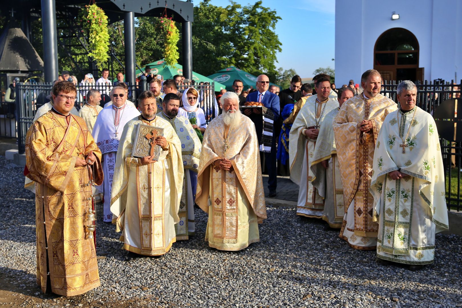 Biserica din Dobârceni a primit haină nouă, luminoasă: „Sfânta Cruce, Taina Răstignirii și Învierii Domnului Hristos”