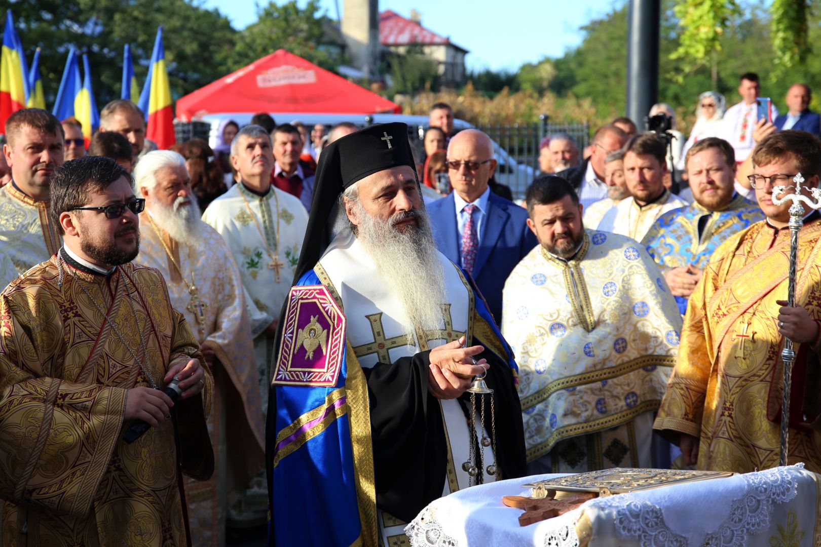 Biserica din Dobârceni a primit haină nouă, luminoasă: „Sfânta Cruce, Taina Răstignirii și Învierii Domnului Hristos”