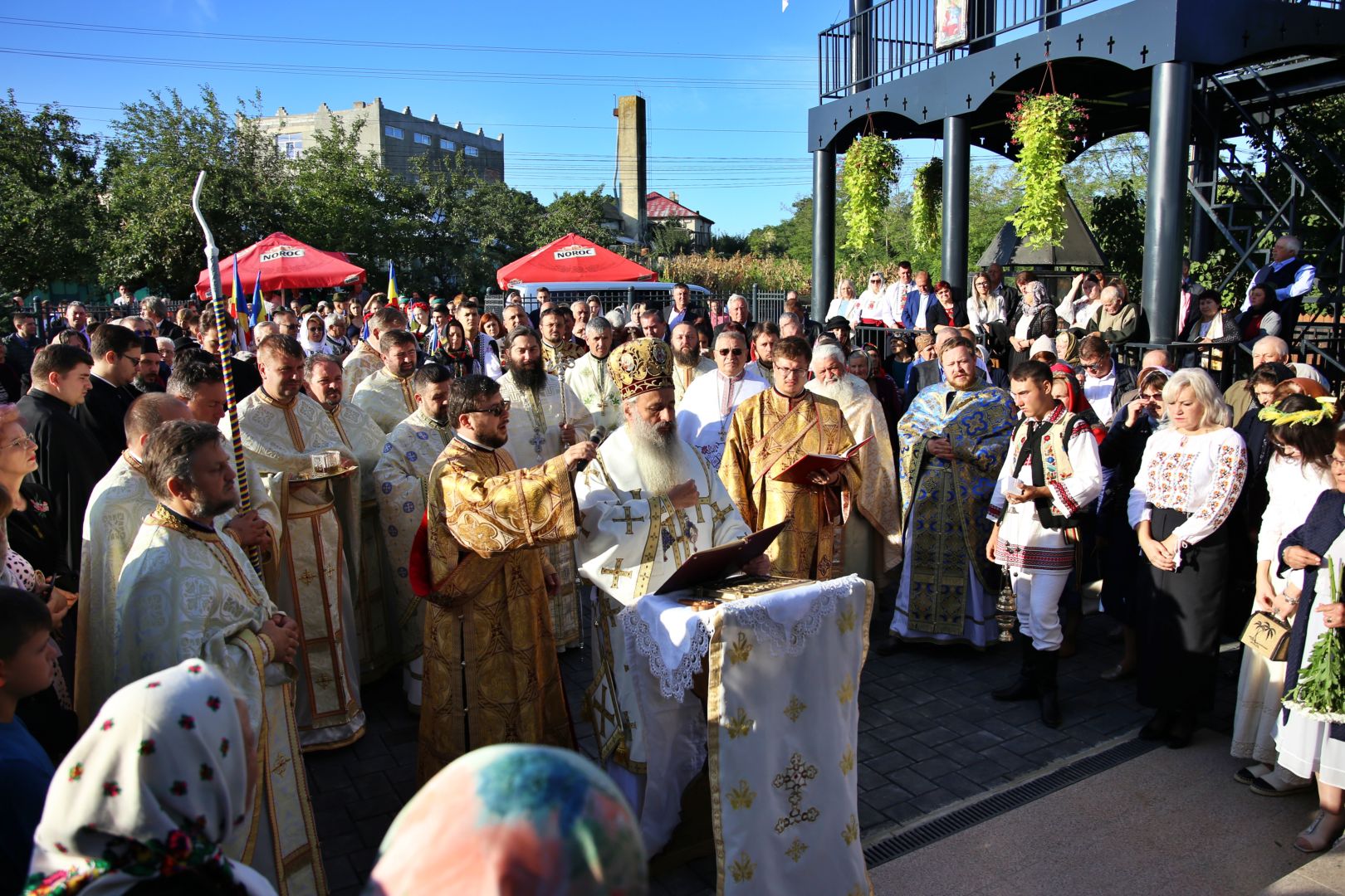 Biserica din Dobârceni a primit haină nouă, luminoasă: „Sfânta Cruce, Taina Răstignirii și Învierii Domnului Hristos”