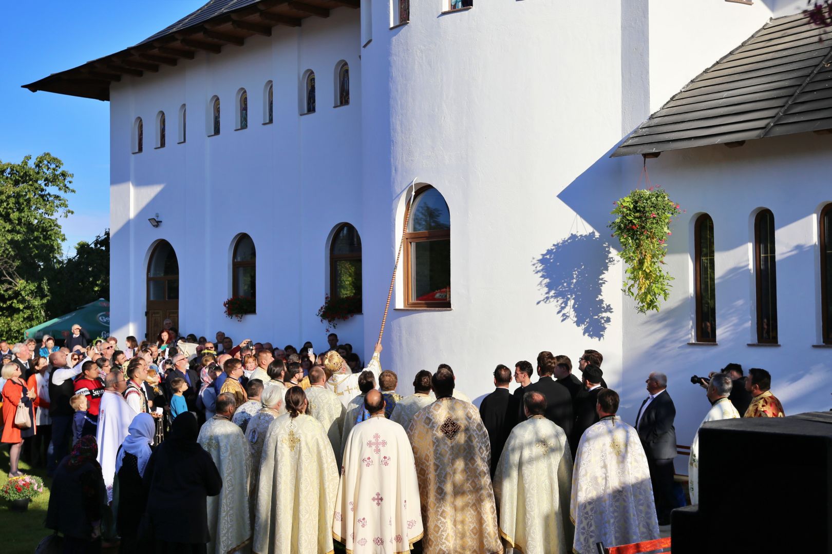 Biserica din Dobârceni a primit haină nouă, luminoasă: „Sfânta Cruce, Taina Răstignirii și Învierii Domnului Hristos”