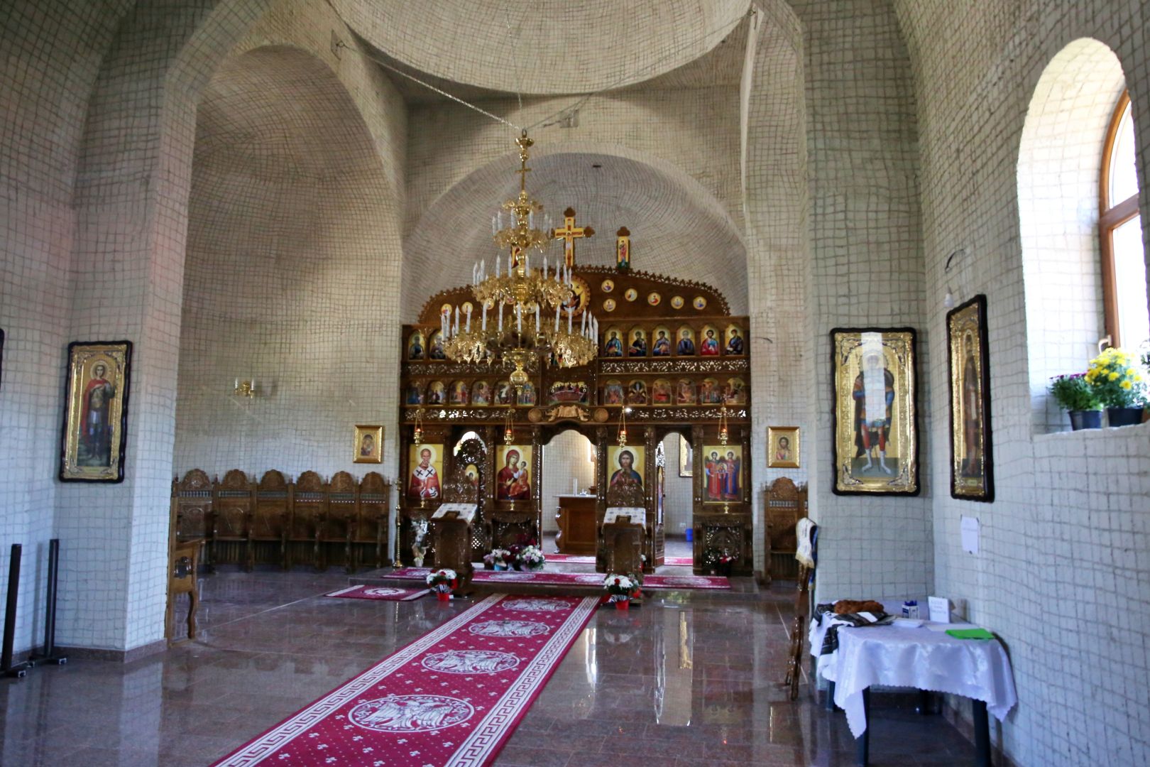 Biserica din Dobârceni a primit haină nouă, luminoasă: „Sfânta Cruce, Taina Răstignirii și Învierii Domnului Hristos”