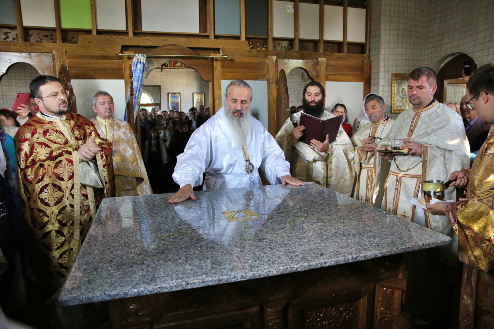 Biserica din Dobârceni a primit haină nouă, luminoasă: „Sfânta Cruce, Taina Răstignirii și Învierii Domnului Hristos”