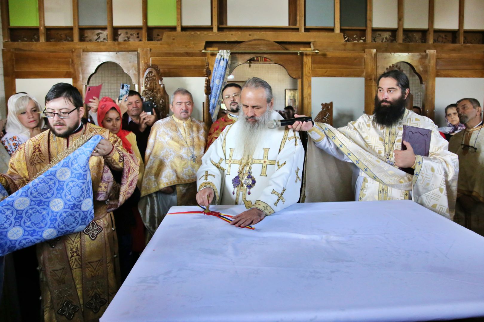 Biserica din Dobârceni a primit haină nouă, luminoasă: „Sfânta Cruce, Taina Răstignirii și Învierii Domnului Hristos”