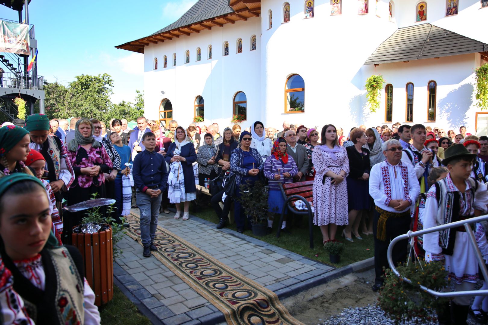 Biserica din Dobârceni a primit haină nouă, luminoasă: „Sfânta Cruce, Taina Răstignirii și Învierii Domnului Hristos”