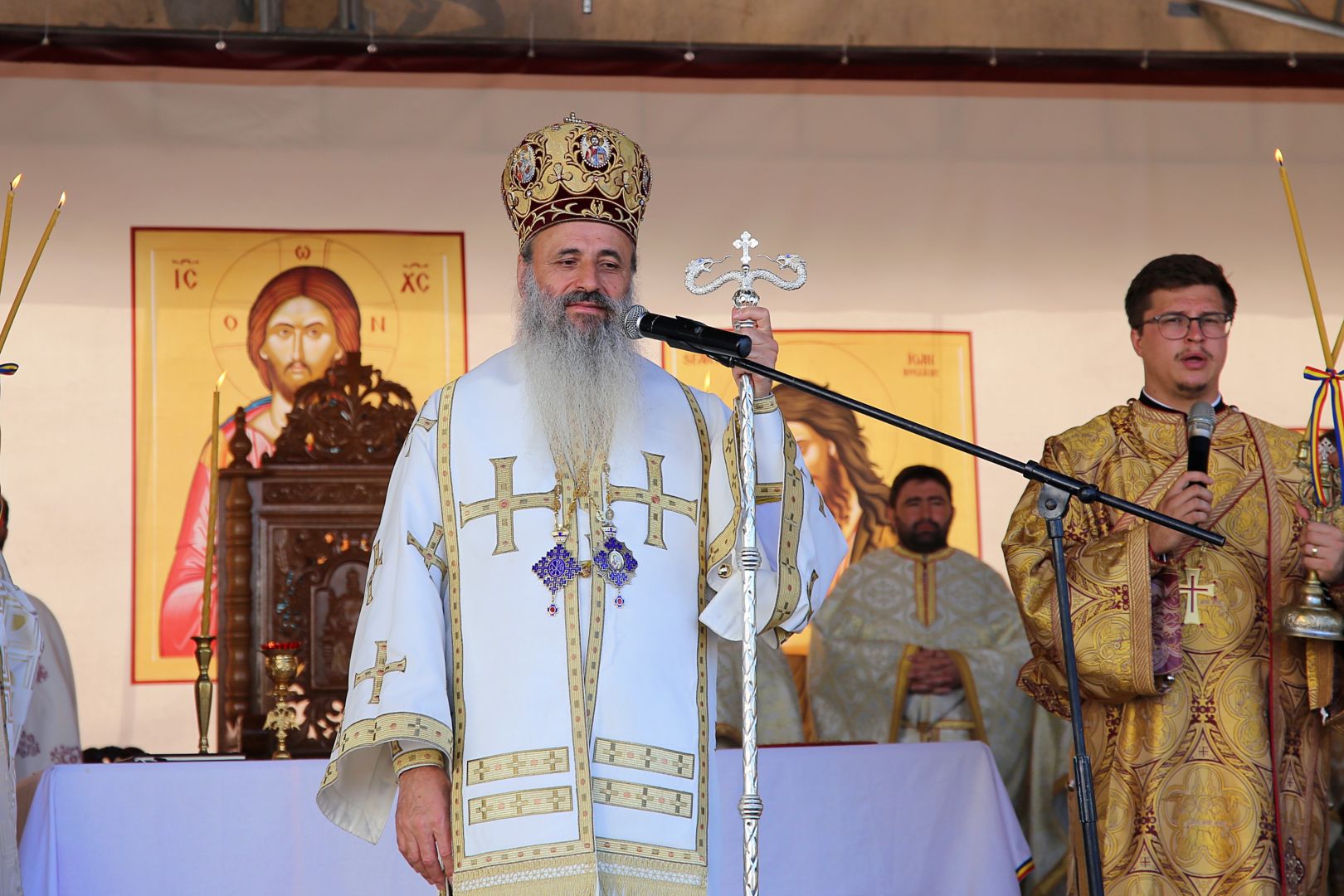 Biserica din Dobârceni a primit haină nouă, luminoasă: „Sfânta Cruce, Taina Răstignirii și Învierii Domnului Hristos”