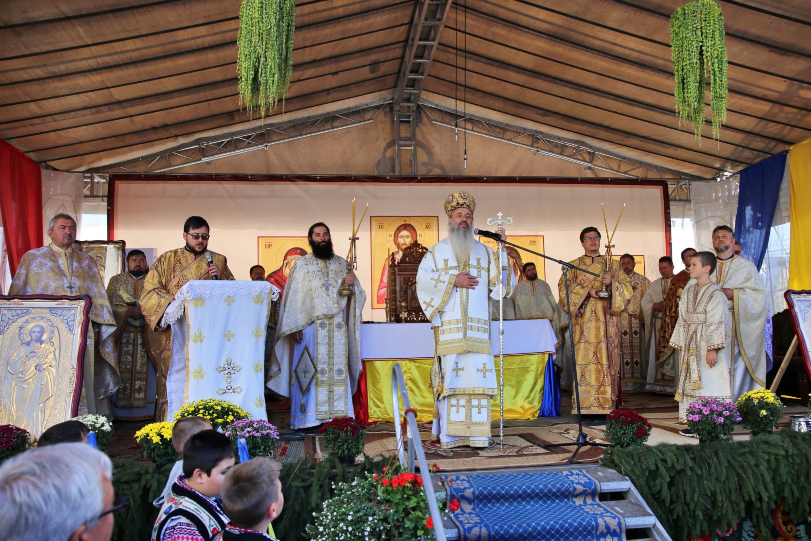 Biserica din Dobârceni a primit haină nouă, luminoasă: „Sfânta Cruce, Taina Răstignirii și Învierii Domnului Hristos”