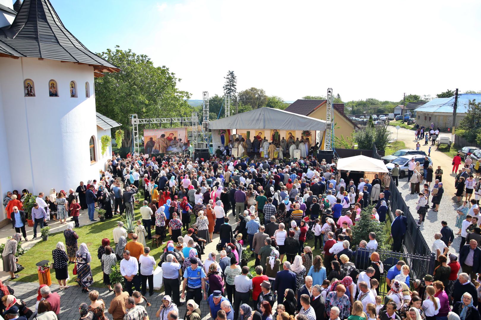 Biserica din Dobârceni a primit haină nouă, luminoasă: „Sfânta Cruce, Taina Răstignirii și Învierii Domnului Hristos”