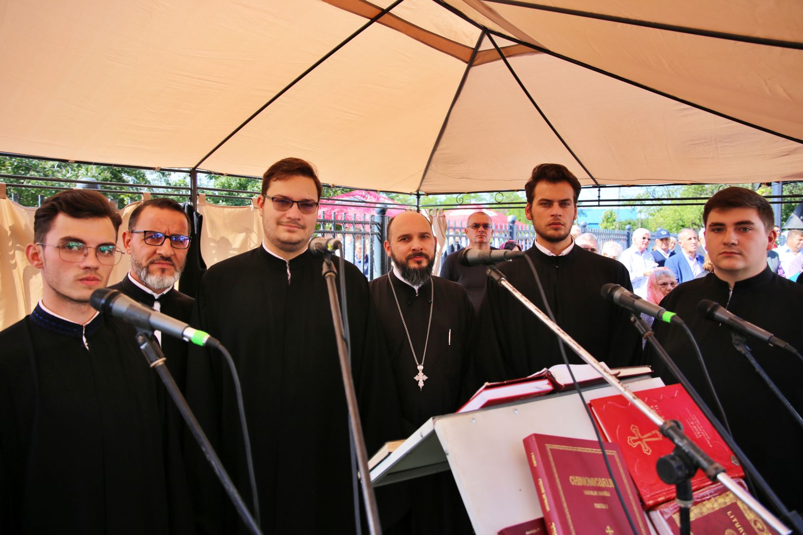 Biserica din Dobârceni a primit haină nouă, luminoasă: „Sfânta Cruce, Taina Răstignirii și Învierii Domnului Hristos”